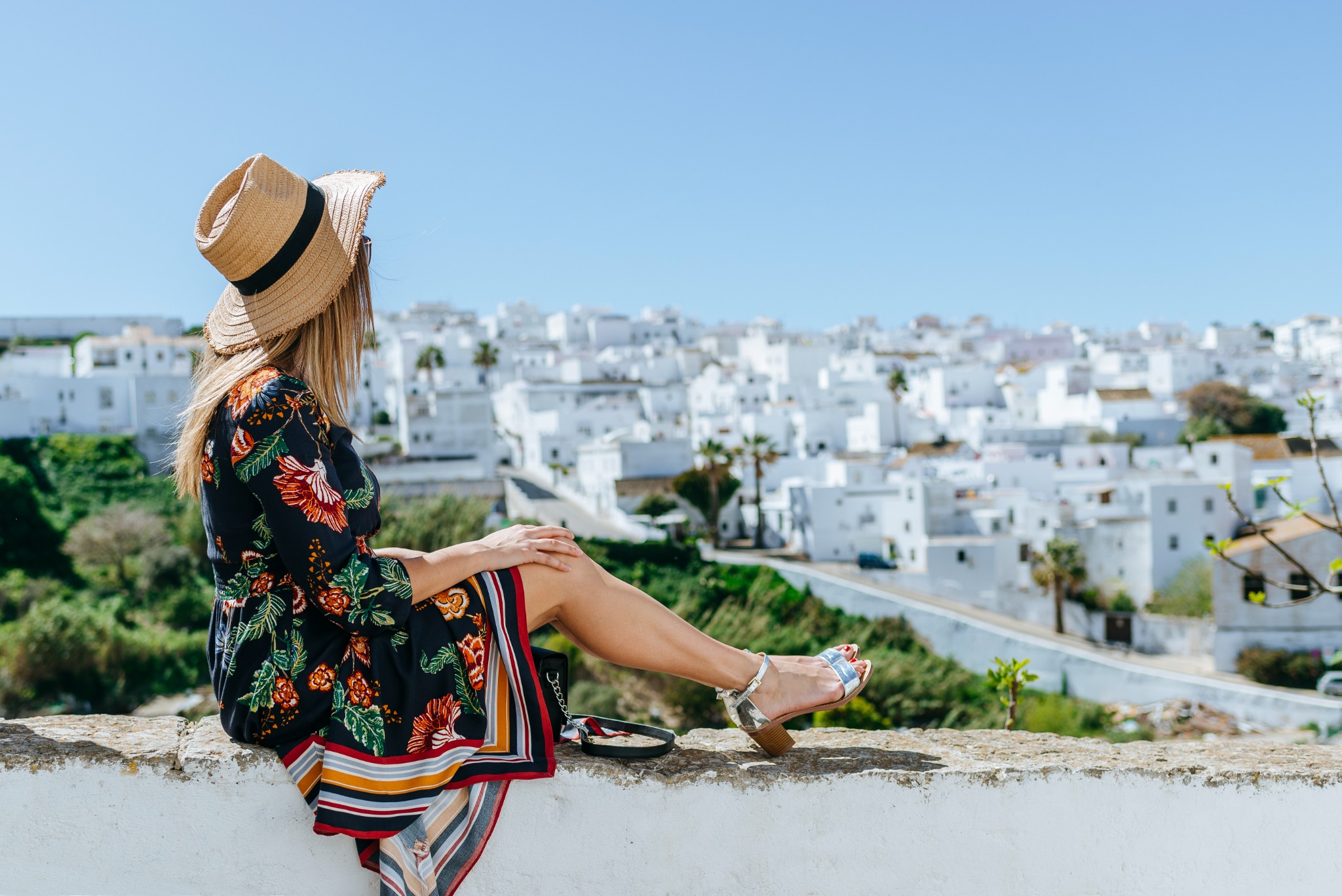 Mujer contemplando Vejer de la Frontera desde un mirador